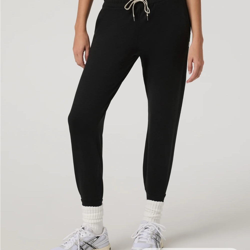 Vuori Performance Jogger Color: Black Heather
